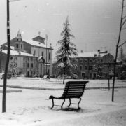 282 - Scorcio dell'attuale Piazza della Repubblica innevata. Sul fondo la Chiesa Parrocchiale di S. Andrea