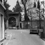 306 - Sommacampagna Via Cesare Battisti con uomo davanti a Villa mille e una rosa