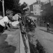 276 - Gruppo di ciclisti al traguardo di una corsa ciclistica (presumibilmente in ambito fieristico) con Municipio sullo sfondo