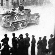 261 - Carroarmato in sfilata (presumibilmente durante la Liberazione del 1945)