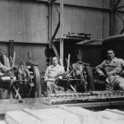 54 - Il motorista Alfredo Beltrame nell'officina di riparazione degli aerei durante la guerra in Albania