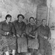 215 - Gruppo di 4 donne