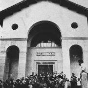 227 - Gruppo davanti edificio cori Jesi