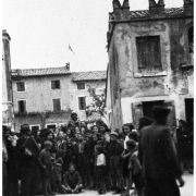 243 - Gruppo paesano su piazzetta.