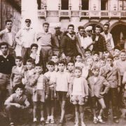 392. GRUPPO DI RAGAZZI E RAGAZZINI