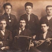 396. GRUPPO DI AMICI