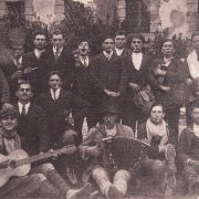 397. GRUPPO DI AMICI