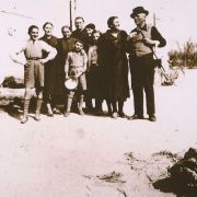 429. FAMIGLIA IN CORTILE