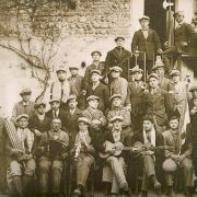 456. FOTO DI GRUPPO_PARATA E SUONATORI