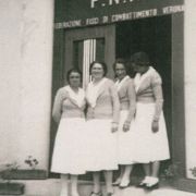 487. FOTO IN POSA DAVANTI ALLA SEDE DEL P.N.F.