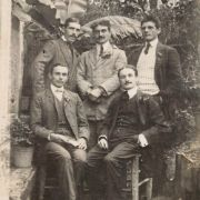 520. GRUPPO DI AMICI IN POSA