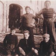 523. RAGAZZI IN CORTE