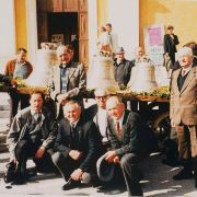 524. FOTO DI GRUPPO DAVANTI ALLE CAMPANE
