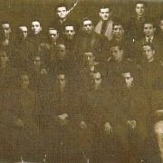 586. GRUPPO MASCHILE IN POSA