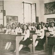 478. PICCOLE ITALIANE TRA I BANCHI DI SCUOLA